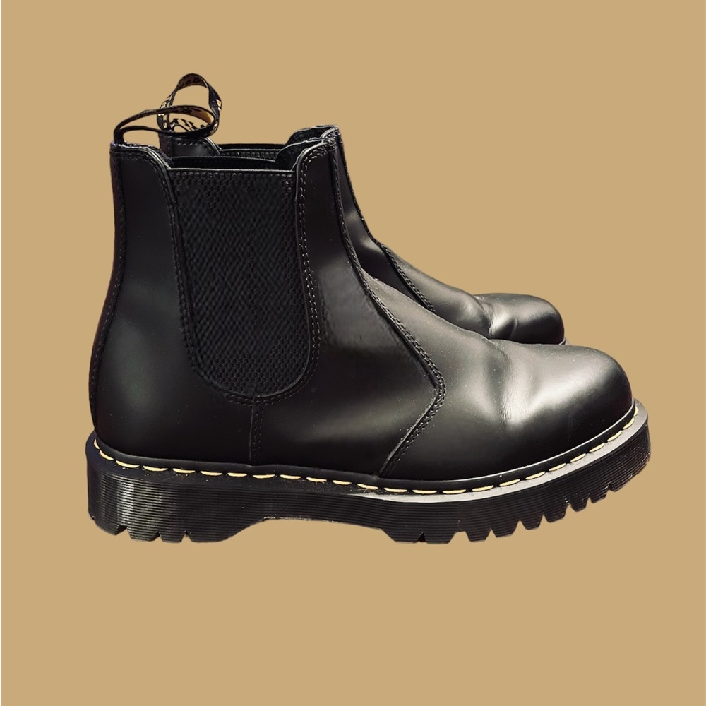 Dr. Martens || Chelsea Boots